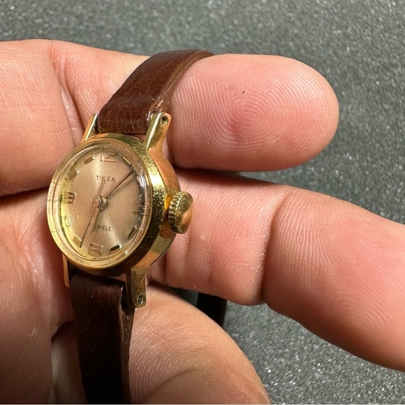 Vintage Timex 17 Jewels Ladies Gold Tone Mechanical Wind Up Watch Parts / Repair - Picture 2 of 9